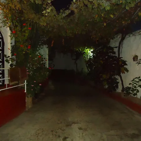 Residencia Conejos - Bike & Motorbike Homestay *